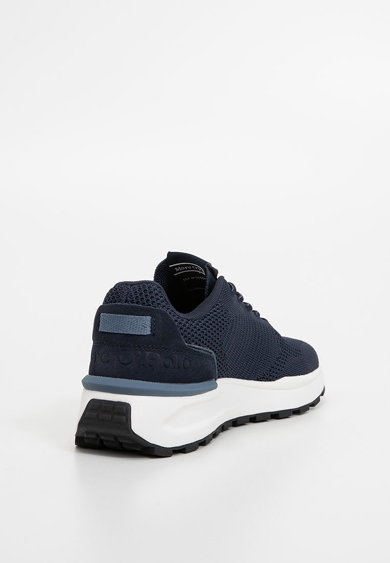 Marineblaue Mesh-Sneaker mit Wildlederspitze und hellgrauen Akzenten. Verfügt über eine weiße Mittelsohle und eine Gummisohle mit Grip-Mustern.