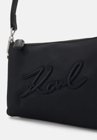 KARL LAGERFELD SIGNATURE POUCH - Alkalmi kézitáska - black