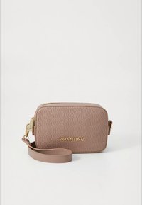 Brun teksturert vegansk skinn crossbody-veske med preget logodesign, gullfarget maskinvare, glidelåslukking og avtakbar stropp.