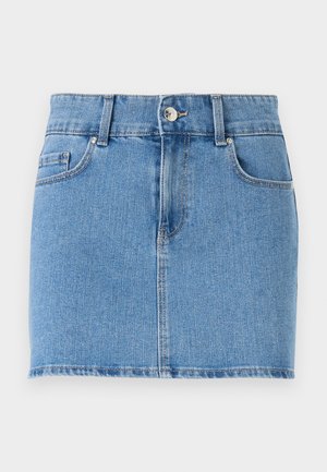 Saia mini de ganga em azul claro. Apresenta um design ajustado, estilo de cinco bolsos, fecho com botão e uma bainha reta com ligeiras franjas.