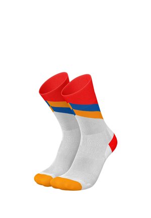 Weiße Sportsocken mit roten Bündchen, blauen und orangen Streifen nahe dem oberen Rand, orangefarbenen Zehen und roten Fersen, nebeneinander auf weißem Hintergrund gezeigt.