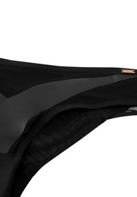 Parte inferior de bikini negra con malla texturizada y paneles lisos, que presenta un acento de logo en contraste. Diseño ajustado con un sutil brillo.