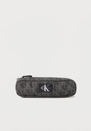 Ciemnoszara saszetka na zamek Calvin Klein Jeans z powtarzającym się wzorem "CK" i centralną naszywką z logo na jednolitym tle.