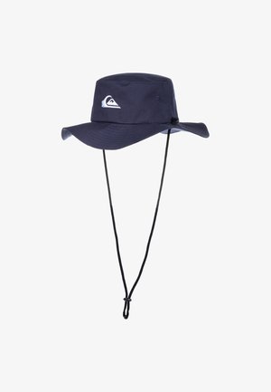 Blauer Stoffhut mit breiter Krempe, verstellbarem Kinnriemen und einem weißen Logo-Patch auf der Vorderseite.