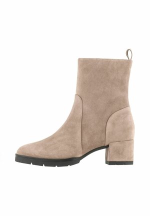 Stivaletto in camoscio beige con punta quadrata, tacco a blocco e design minimalista, dotato di linguetta per facilitare l'indossatura.