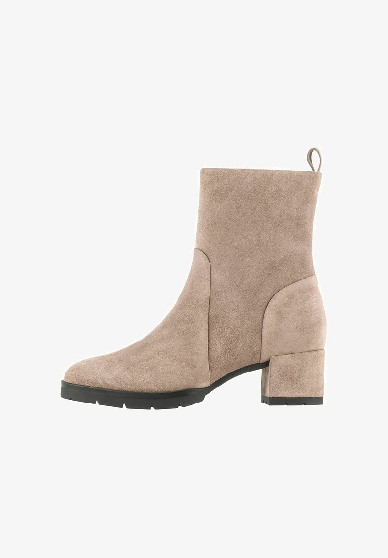 Botte de cheville en daim beige avec un bout carré, un talon épais et un design minimaliste, dotée d'une sangle pour un enfilage facile.
