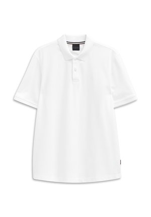 Weißes Kurzarm-Polohemd mit Kragen, zwei Knöpfen und dezentem Markenlogo auf der Brust, auf einem weißen Hintergrund präsentiert.