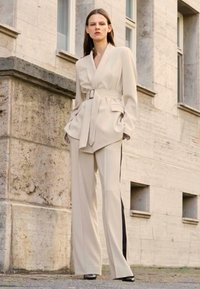 KARL LAGERFELD TAILORED SUIT PANTS - Kelnės - beige