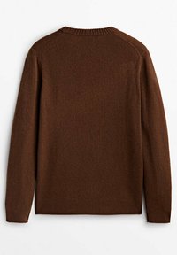 Brązowy sweter z pulowerem wykonany z miękkiego materiału, z okrągłym dekoltem, długimi rękawami oraz ściągaczami na mankietach i dole.