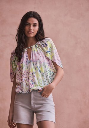 Next, REGULAR FIT - NATIONAL TRUST X SHORT SLEEVE CAPE TOP . - Blouse - green pink floral