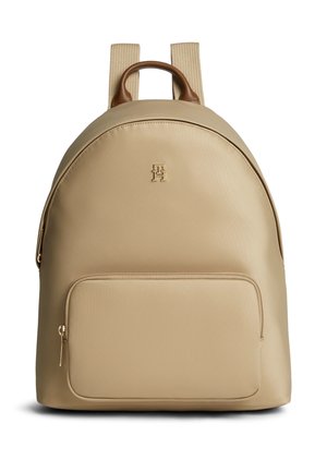 Beige læder rygsæk med front lynlåslomme, beige stof skulderstropper og brun læder top-håndtag, med et lille præget logo.