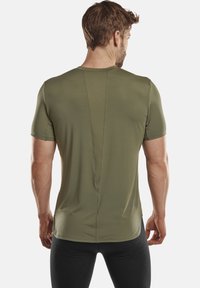 Olivgrünes kurzärmliges Sportshirt mit glatter Textur, das eine zentrale Naht am Rücken und eine figurschmeichelnde Passform aufweist.