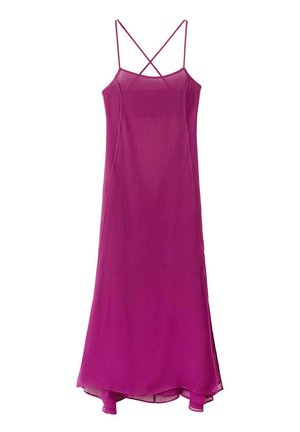 Vestido maxi sin mangas en magenta con tirantes finos cruzados y dobladillo ligeramente acampanado, hecho de tela ligera y transparente.