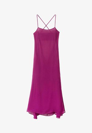 Vestido maxi sin mangas en magenta con tirantes finos cruzados y dobladillo ligeramente acampanado, hecho de tela ligera y transparente.
