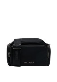 Čierna nylonová taška cez rameno s nastaviteľným popruhom, zipsovými vreckami a embosovaným logom. Hladká textúra, obdlžníkový tvar, minimalistický dizajn.