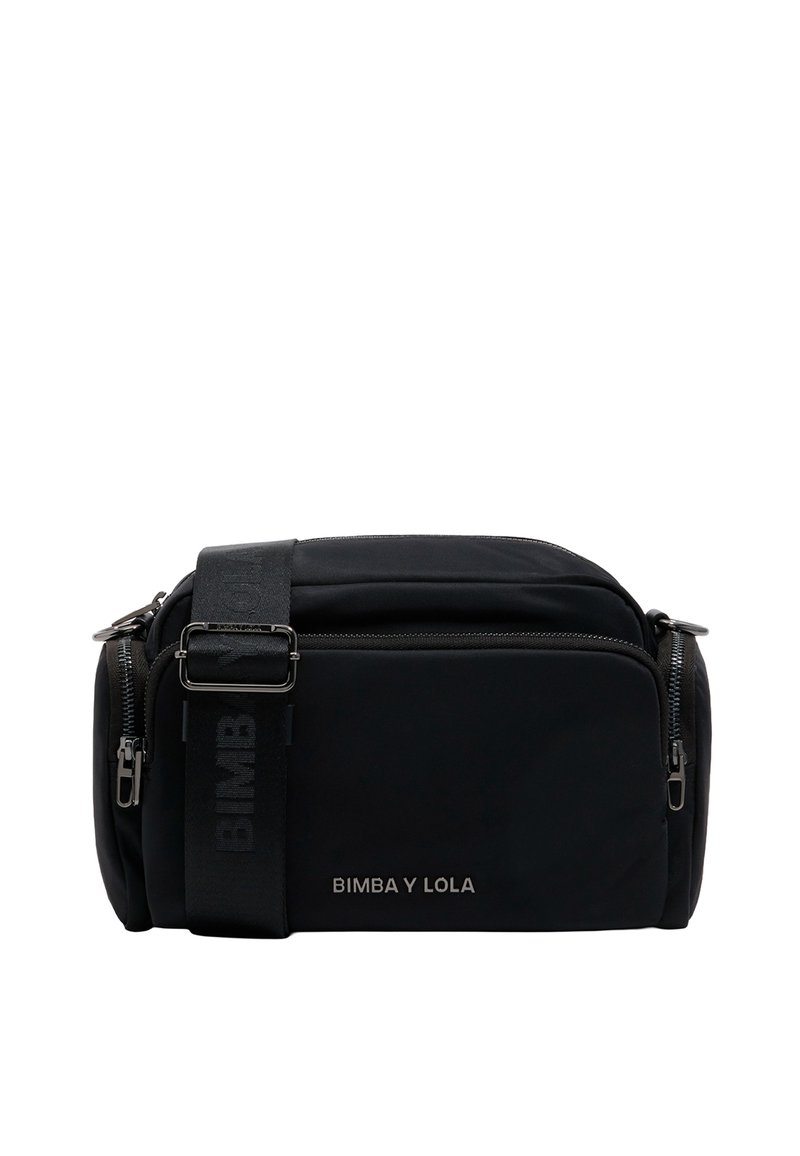 Čierna nylonová taška cez rameno s nastaviteľným popruhom, zipsovými vreckami a embosovaným logom. Hladká textúra, obdlžníkový tvar, minimalistický dizajn.