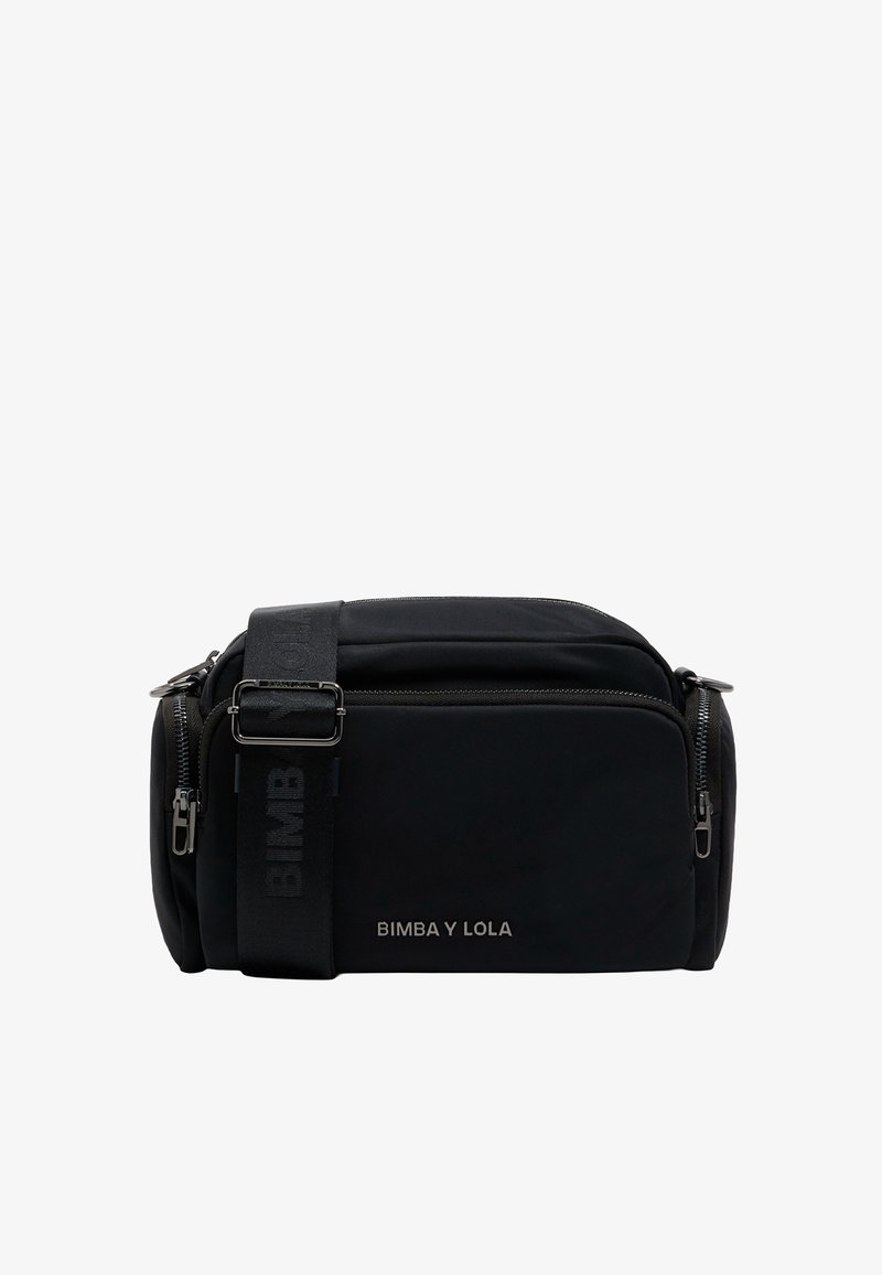 Čierna nylonová taška cez rameno s nastaviteľným popruhom, zipsovými vreckami a embosovaným logom. Hladká textúra, obdlžníkový tvar, minimalistický dizajn.