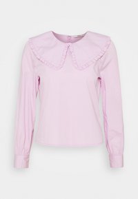 Růžová košile s dlouhým rukávem a volánkovým límcem, vyrobená z hladké tkaniny. Obsahuje zapínání na zadní straně a nařasené manžety. Jednoduchý design.