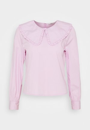 Camicia rosa a maniche lunghe con colletto frastagliato, realizzata in tessuto liscio. Presenta una chiusura sul retro e polsini arricciati. Design semplice.