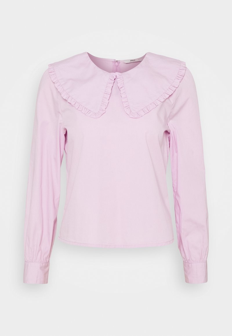 Růžová košile s dlouhým rukávem a volánkovým límcem, vyrobená z hladké tkaniny. Obsahuje zapínání na zadní straně a nařasené manžety. Jednoduchý design.