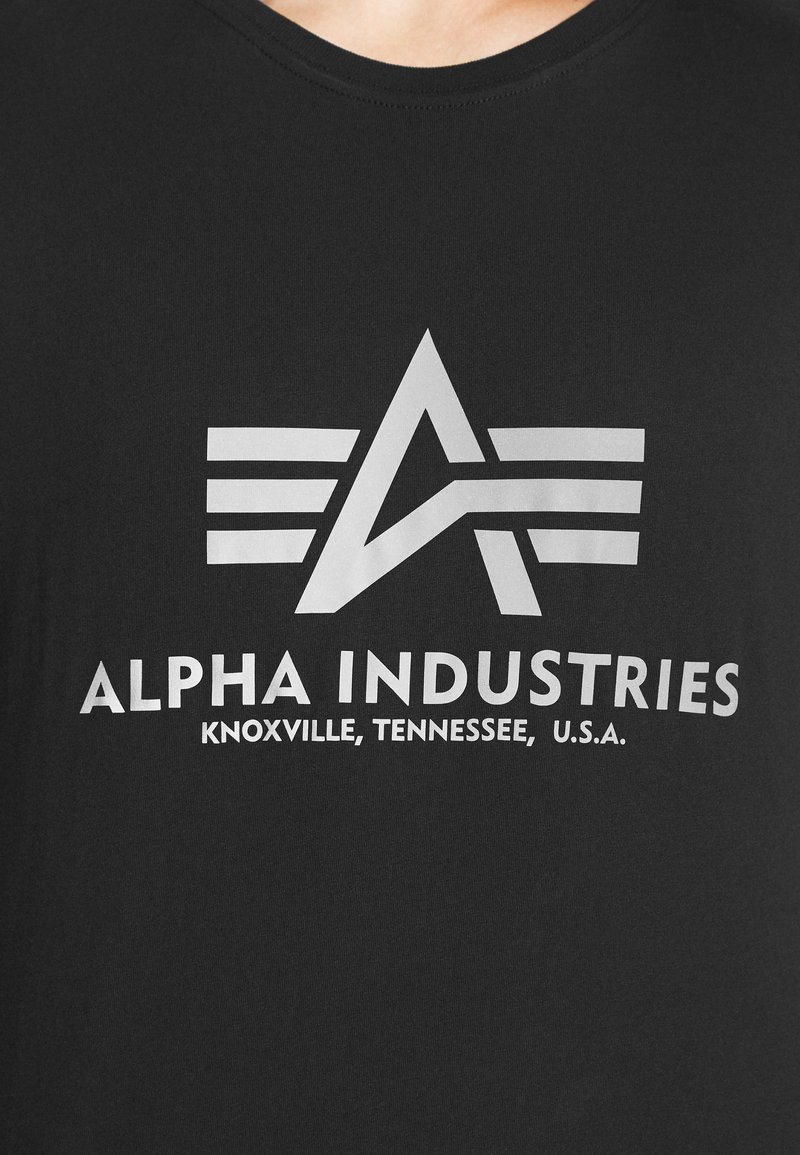 ALPHA INDUSTRIES Basic T Small Logo Reflective Print T-Shirt Uomo - Vestibilità Regolare Con Dettagli Riflettenti