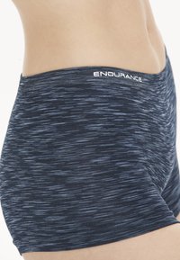 Marinblåa atletiska shorts med ett strukturerat, randigt mönster. Har vit "ENDURANCE" logotyp på midjebandet. Mjuk, elastisk tyg.