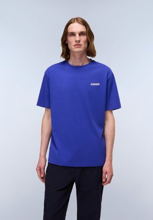 Blå bomulds t-shirt med runde halsudskæring, korte ærmer og et lille logo trykt på brystet. Enkelt design og afslappet pasform.