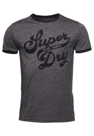 Kurzärmeliges, rundhalsiges T-Shirt in Dunkelgrau mit strukturierter Stoffqualität. Auffälliges schwarzes, großflächig gedrucktes "Super Dry" Logo auf der Vorderseite.