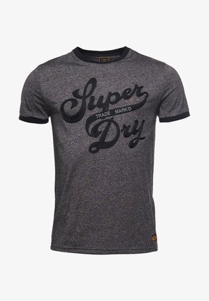 Kurzärmeliges, rundhalsiges T-Shirt in Dunkelgrau mit strukturierter Stoffqualität. Auffälliges schwarzes, großflächig gedrucktes "Super Dry" Logo auf der Vorderseite.