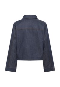 Przycięta kurtka z ciemnego dżinsu z kołnierzykiem, długimi rękawami i widocznym szwem wzdłuż szwów ramion i mankietów.