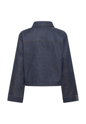 Giacca in denim scuro tagliata, con colletto, maniche lunghe e cuciture visibili lungo le cuciture delle spalle e dei polsini.