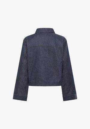 Rövidített sötét farmerdzseki, amelynek gallérral ellátott nyaka, hosszú ujjai és látható varrása van a vállvarratoknál és az ujjak végén.