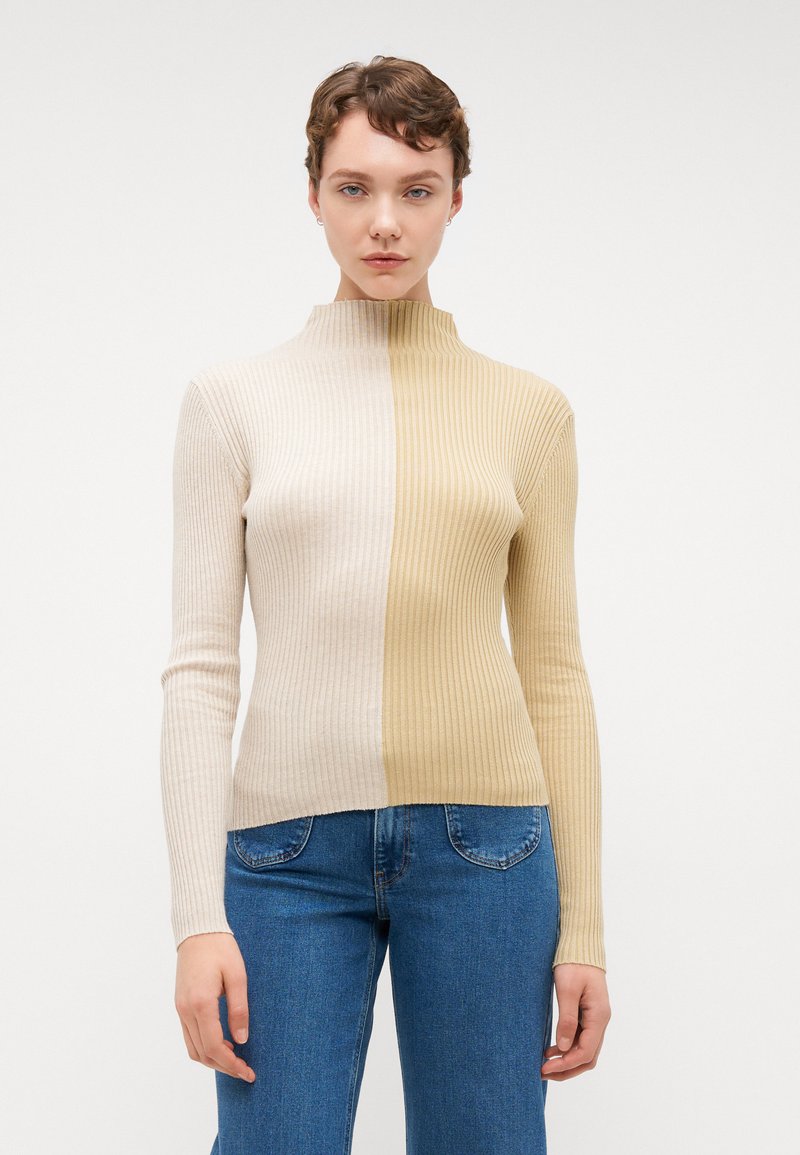 Pulover cu guler înalt, texturat, cu un design bicolor în bej și o nuanță deschisă de maro. Formă ajustată și mâneci lungi, material texturat, finisaj simplu.