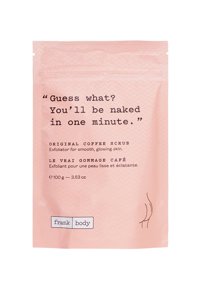 Pinkfarbener Beutel des frank body Original Coffee Scrubs mit dem Text: „Rate mal? Du wirst in einer Minute nackt sein,“ sowie Produktdetails und einer einfachen Strichzeichnung eines Gesäßes.