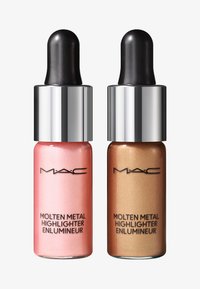 Deux bouteilles de surligneur métallisé MAC Molten : une rose et une bronze. Les deux présentent un design en verre élégant avec des bouchons compte-gouttes argentés et des caps noirs.
