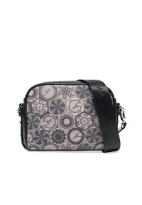Borsa a tracolla realizzata in tessuto a fantasia con design geometrici e floreali in grigio e nero, dotata di una tracolla nera regolabile.
