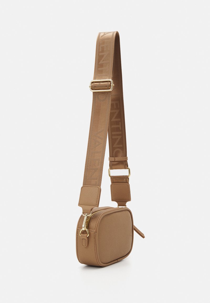 Sac en cuir marron à bandoulière avec une finition texturée, équipé d'une fermeture éclair et d'une bandoulière réglable portant l'inscription "VALENTIN". Accents en matériel doré.