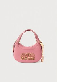 Pequena mala rosa com letras douradas "LOVE MOSCHINO" e detalhes em forma de coração, com um cabo curto e um detalhe em corrente dourada.