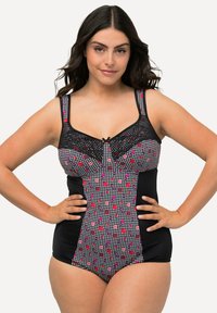Zwart badpak met een geruit patroon en rode en roze bloemen, kantdetails en brede banden voor ondersteuning.