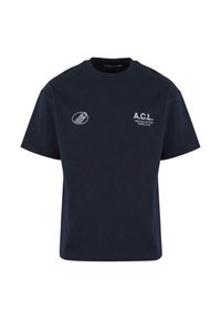 Jūros spalvos medvilnės marškinėliai su apvalia iškirpte. Yra balti spausdinti logotipai: raketės kamuoliukas ir tekstas „A.C.L. Another Cotton Tennis Club��“.