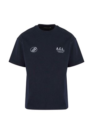 Mornarsko plava pamučna majica s okruglim izrezom. Sadrži bijele tiskane logotipe: rekete za badminton i tekst "A.C.L. Another Cotton Tennis Club".