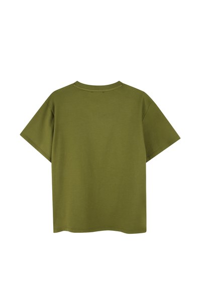 T-shirt à manches courtes vert olive avec un col rond et une texture douce et lisse. Design simple sans motifs ni accents visibles.