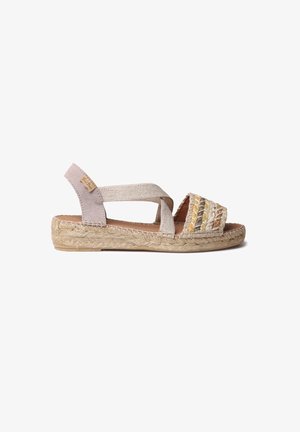 Beige Espadrille-Sandale mit gewobenem Obermaterial in Gelb- und Brauntönen, natürlicher Jutesohle und überkreuzten elastischen Riemen für zusätzlichen Halt.