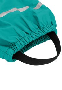 Türkise, elastische Ärmel mit einem schwarz gewebten Handgelenkband und einem reflektierenden silbernen Streifen entlang der oberen Kante, das eine glatte Textur und ein gerafftes Design zeigt.