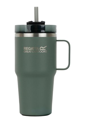 Bicchiere isolato verde con manico, coperchio trasparente, cannuccia grigia e logo "Regatta Great Outdoors" sul davanti.