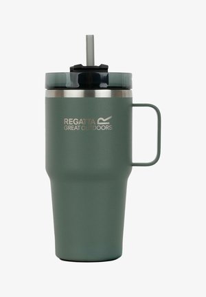 Zielony izolowany kubek z uchwytem, przezroczystą pokrywką, szarą słomką i logo "Regatta Great Outdoors" z przodu.