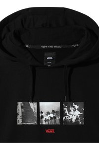 Felpa nera con cappuccio caratterizzata da tre pannelli grafici in bianco e nero: una scala, palme e fiamme. Logo rosso "VANS" al centro. Tessuto morbido.