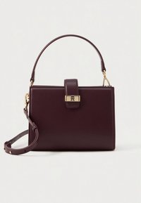 Kožená kabelka bordovej farby so štruktúrovaným dizajnom, hornou rúčkou, nastaviteľným ramenným popruhom a zlatými kovovými doplnkami.