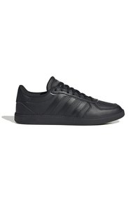 Zwarte leren sneaker met platte veters, drie zijstripes, gevoerde kraag en rubberen zool. Rond uiteinde en een gladde textuur.