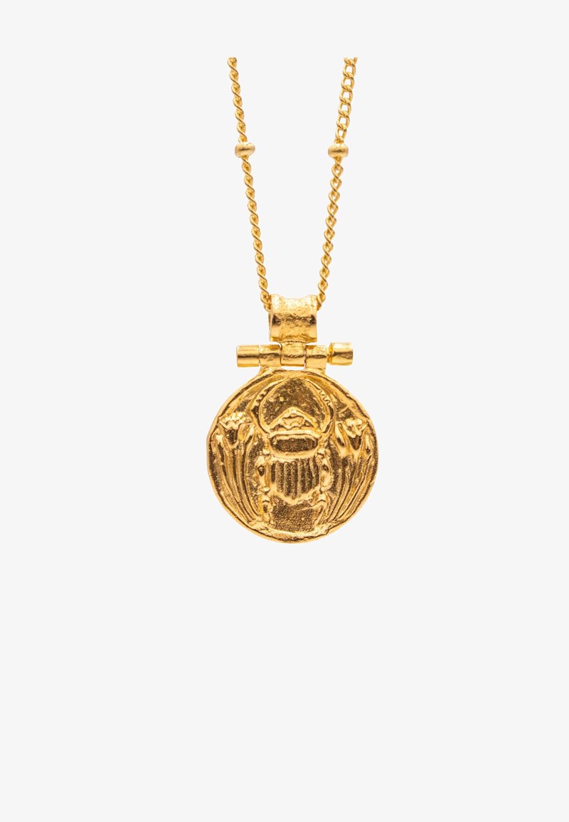 Kuldne ripatsikaelakee, millel on ümmargune skarabeuse kujundus, tekstuuriga pind ja keerukad detailid, rippumas keerdunud kettide peal.